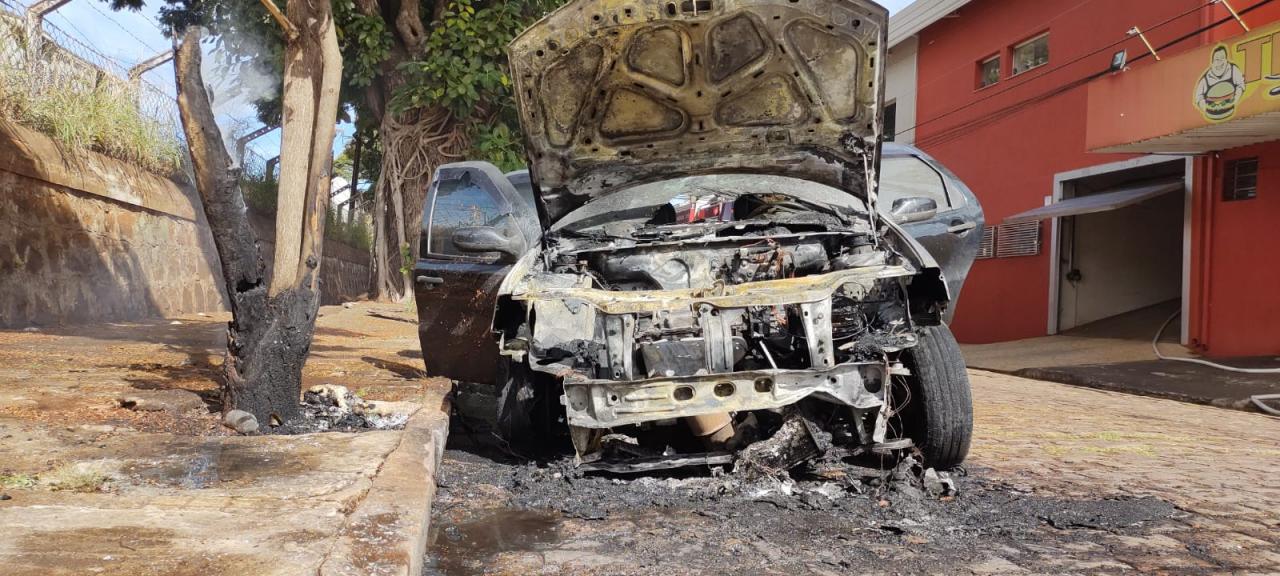 Foto 8 de 15 — Carro pega fogo perto da Via Expressa em Araraquara